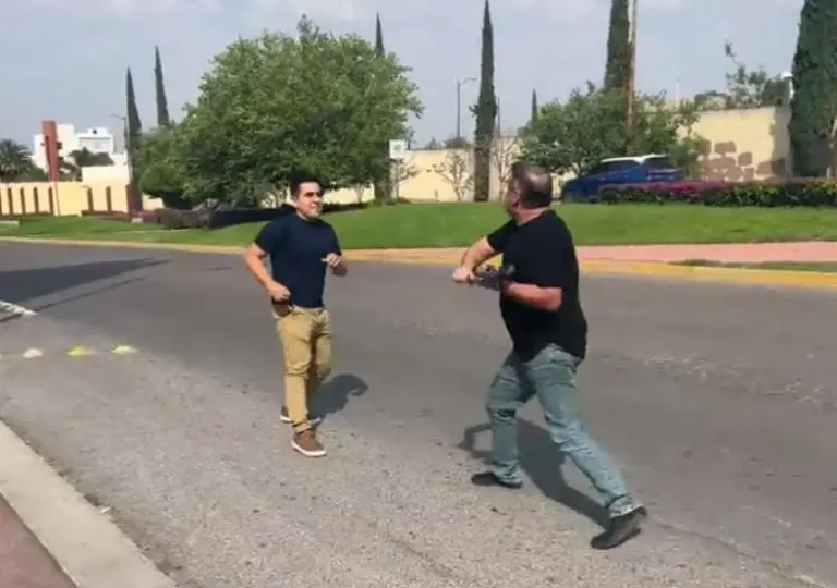 Pareja denuncia agresión de conductor (Twitter)