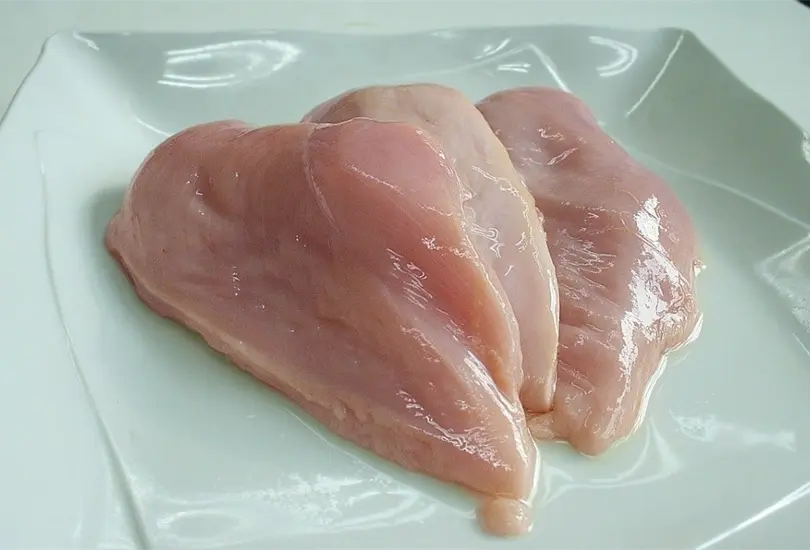 El pollo crudo no debe lavarse. 