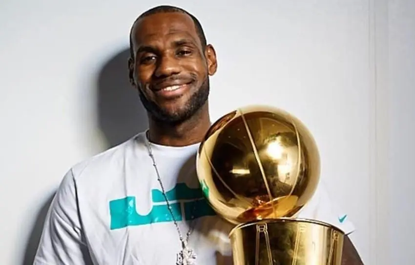 El jugador de baloncesto estadounidense de Los Angeles Lakers gan&oacute; 121 millones de d&oacute;lares en este periodo.