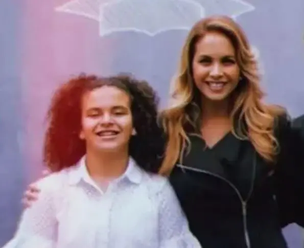 Y tambi&eacute;n form&oacute; parte del equipo de porristas de la escuela.