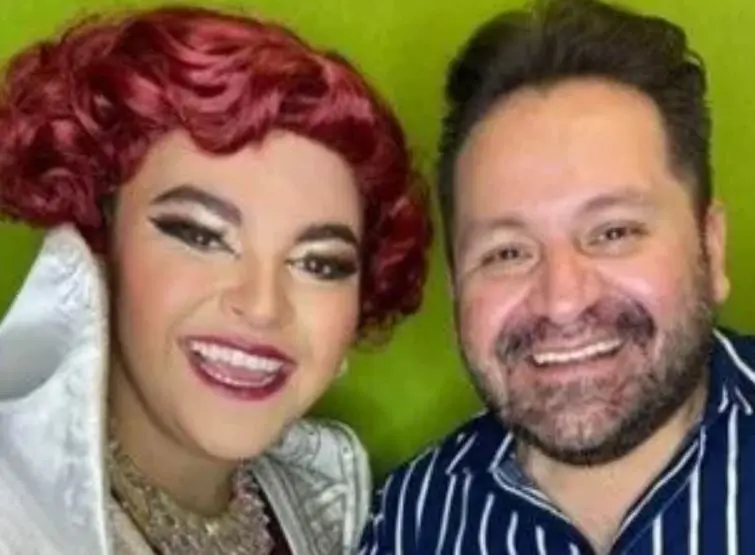Y tambi&eacute;n particip&oacute; en el musical drag 'La jaula de las locas'.