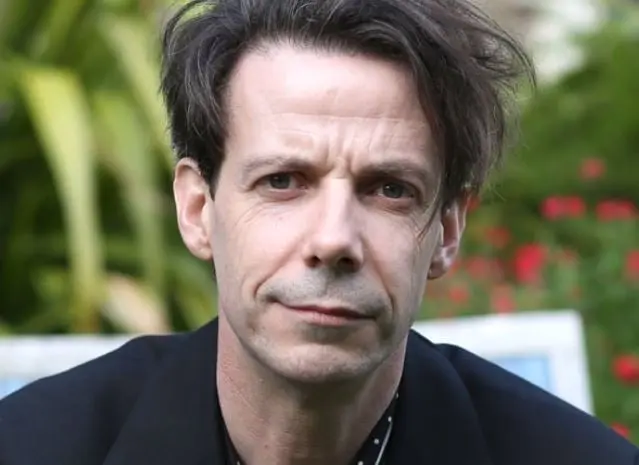 Era un hombre pobre y padre de Charlie, quien trabaja en una f&aacute;brica de pasta dental colocando los tapones a los tubos de dent&iacute;frico.