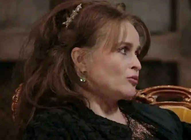 Era la esposa del Sr. Bucket y madre de Charlie, quien siempre est&aacute; preocupada por su familia.