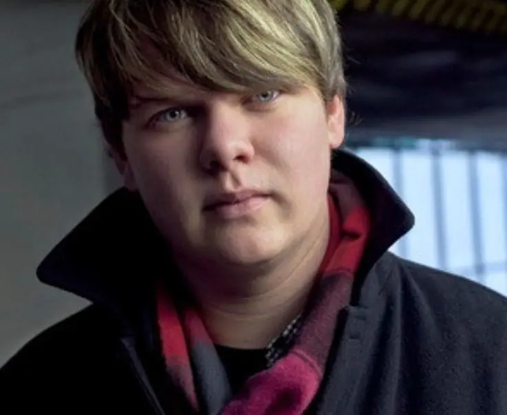 Era uno de los ni&ntilde;os que encontraron el billete dorado en uno de los chocolates Wonka; era un ni&ntilde;o obeso y glot&oacute;n que viv&iacute;a en D&uuml;sseldorf, Alemania.