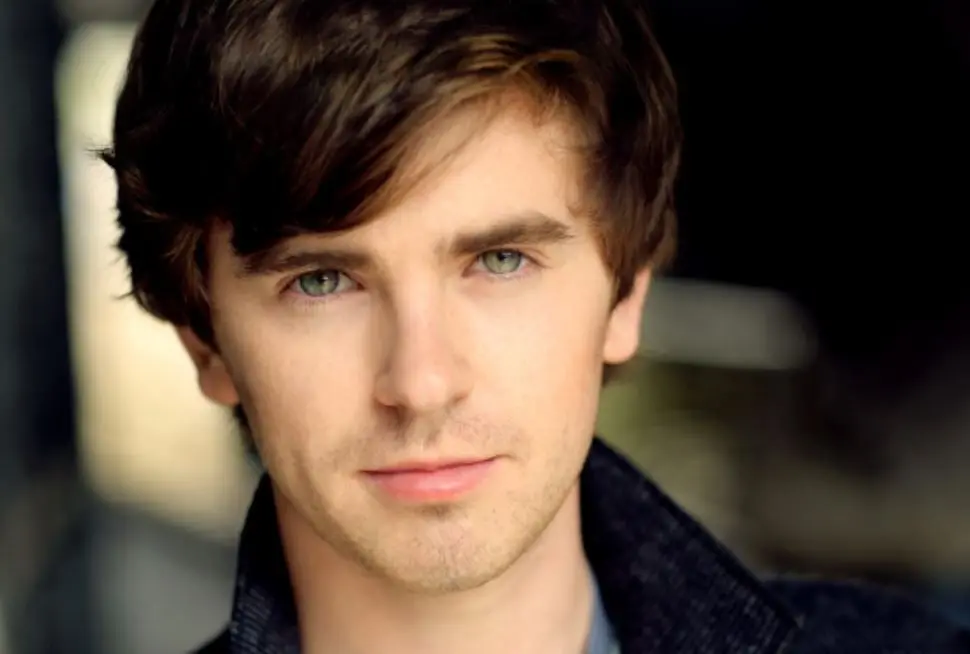 Era un ni&ntilde;o pobre, aunque amable y educado, que viv&iacute;a en una casa a las afueras de la ciudad, junto a sus padres y sus cuatro abuelos. Tiene la fortuna de encontrar el &uacute;ltimo billete dorado que compr&oacute; con el dinero que le dan en su cumplea&ntilde;os, con el que puede comprar un chocolate al a&ntilde;o.