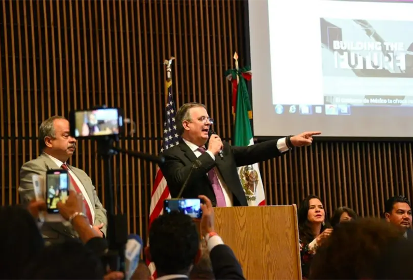 Cuestionan al canciller Marcelo Ebrard durante visita a Los &Aacute;ngeles
