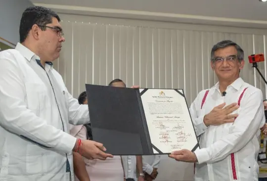 Américo Villarreal recibe su constancia de mayoría. Américo Villarreal recibe su constancia de mayoría.
