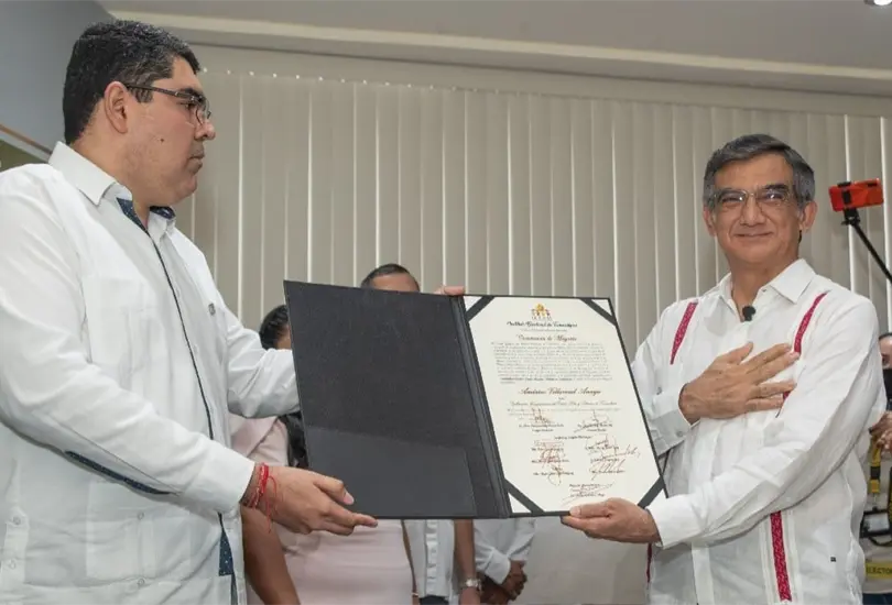 Am&eacute;rico Villarreal recibe su constancia de mayor&iacute;a.