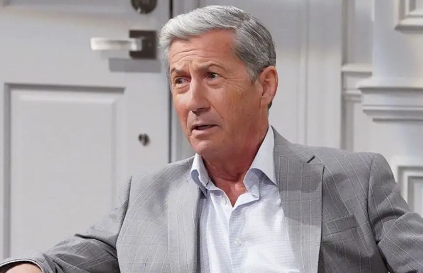 Era el due&ntilde;o de la casa y padre de familia viudo que no se da cuenta de que est&aacute; enamorado de su ni&ntilde;era.