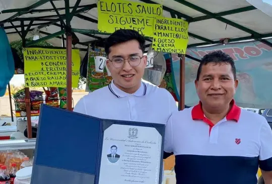 El joven le dedicó su título universitario a su papá. 