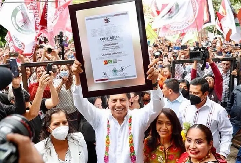 Luego de recibir su constancia, Salom&oacute;n Jara realiz&oacute; un acto con simpatizantes.