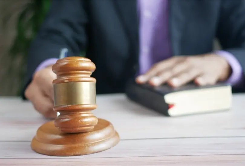 Hombre demanda a su hijastro 