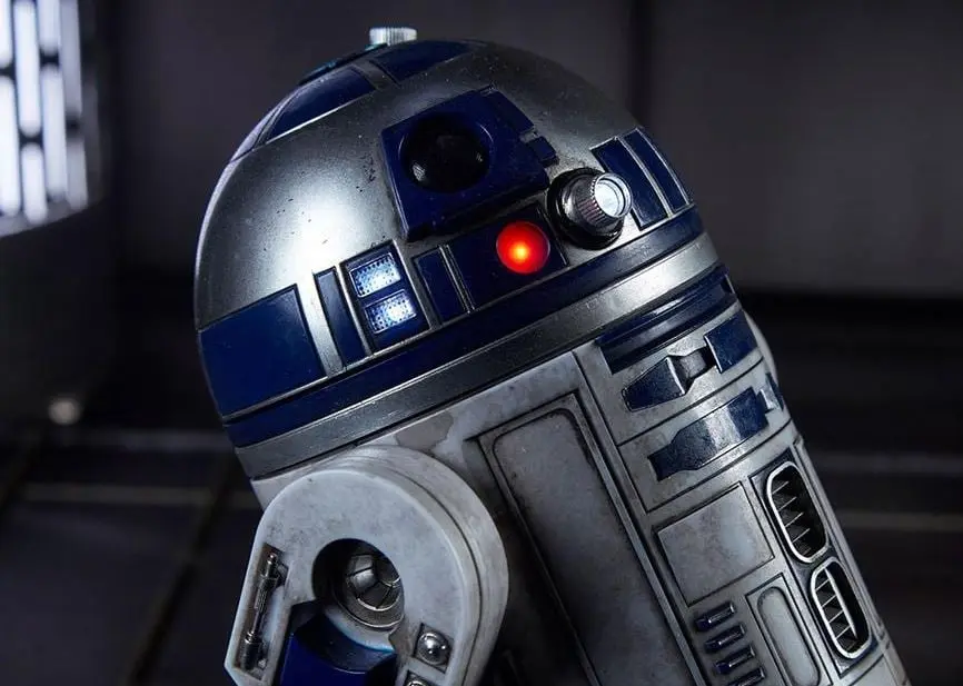 En cada una de las entregas de la saga, el androide rescata al menos a un personaje de morir.