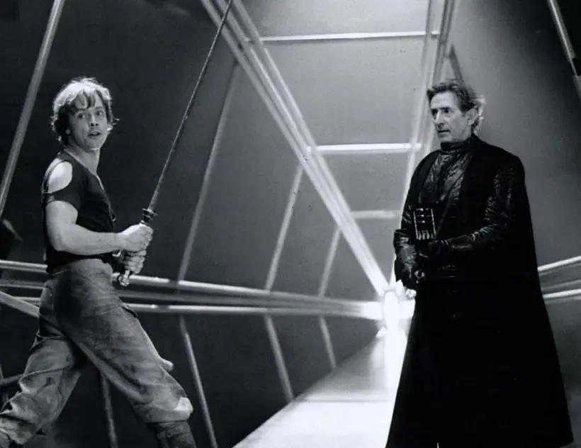 El especialista de esgrima de Hollywood, Bob Anderson, entrenó a Mark Hamill para las escenas de combate.