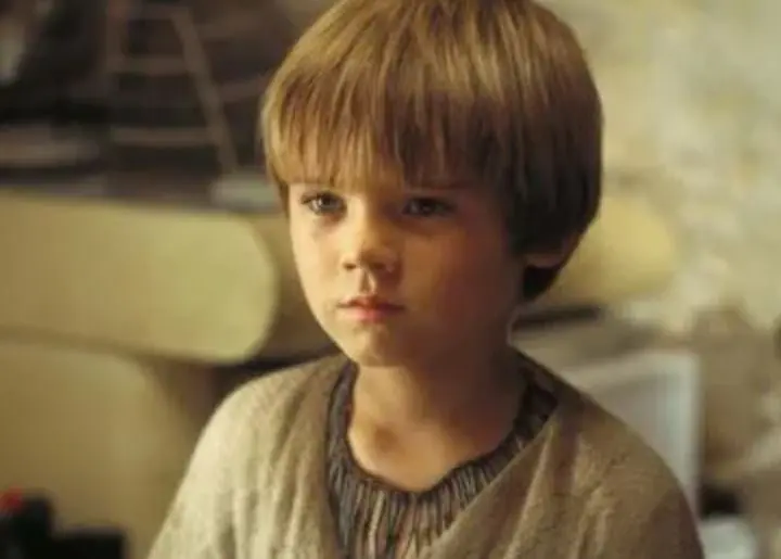 Una de las teorías sobre por qué se lanzaron primero las películas 4, 5 y 6 es debido a que en ese entonces George Lucas no era tan conocido y contaba con poco presupuesto para hacerlas.