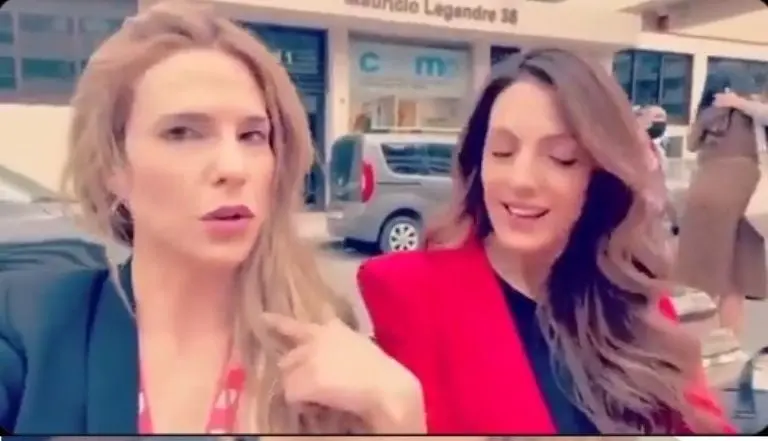 Ambas mujeres actuaron una divertida escena con pelea y todo. Foto: Twitter.