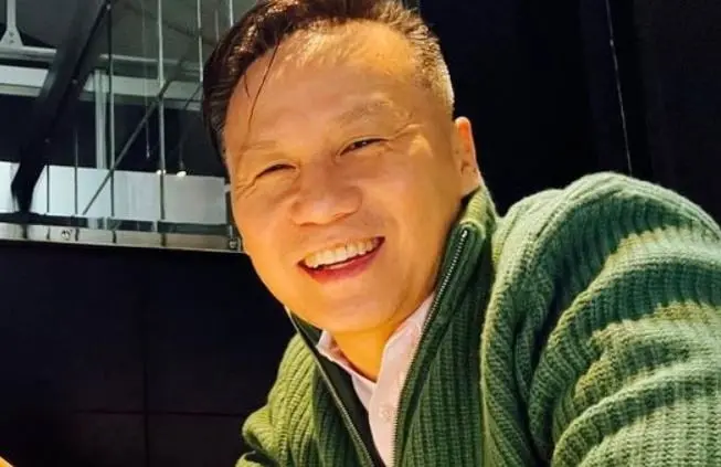 Era el asistente de Franck Eggelhoffer, quien organiza la boda de Annie Banks. 