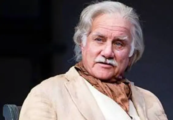 Era el padre de Bryan MacKenzie, prometido de Annie Banks.