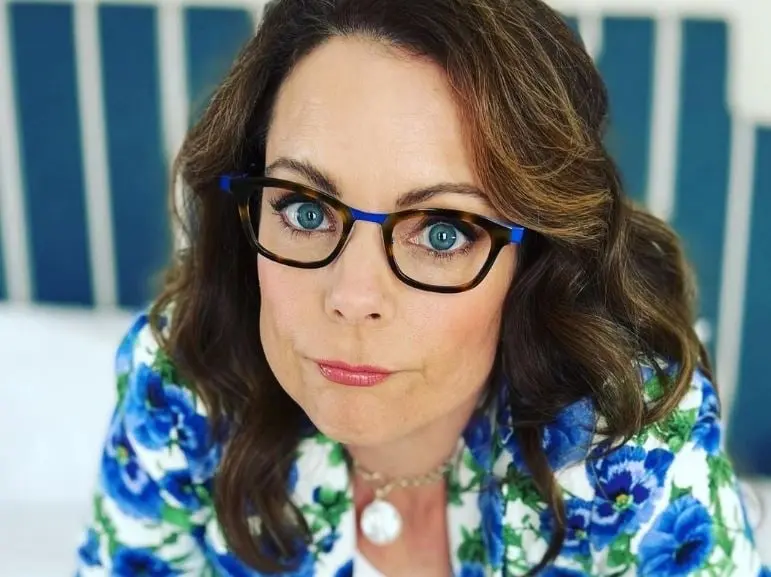 Era la hija de George y Nina Banks, quien les cuenta que se va a casar.