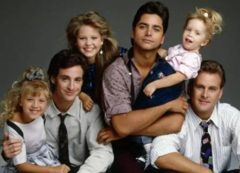 Los que vivieron esta época en su juventud sin duda dirán que ha sido la mejor década, y la realidad es que en ella surgieron grandes proyectos televisivos. Te presentamos las mejores series de los años 90. Los que vivieron esta época en su juventud sin duda dirán que ha sido la mejor década, y la realidad es que en ella surgieron grandes proyectos televisivos. Te presentamos las mejores series de los años 90.