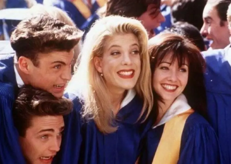 Trataba sobre la vida de unos adolescentes que viv&iacute;an en Beverly Hills y asisten a la preparatoria West Beverly Hills High School.