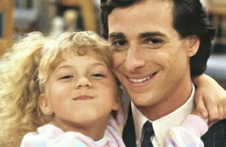 Mostraba la vida de un viudo que viv&iacute;a con sus tres hijas peque&ntilde;as, quienes eran criadas con ayuda de un amigo y su cu&ntilde;ado.