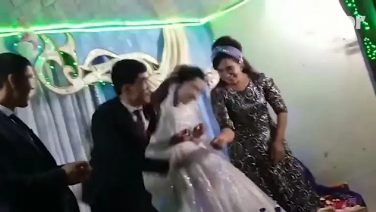 Hombre golpea a su esposa en plena boda -Captura de pantalla