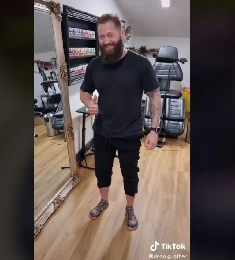 Hombre se tatúa unos tenis Nike (TikTok)