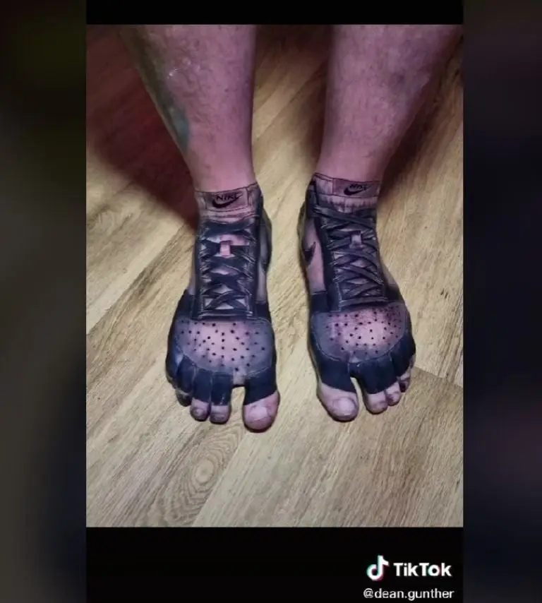 Hombre se tatúa unos tenis Nike (TikTok)