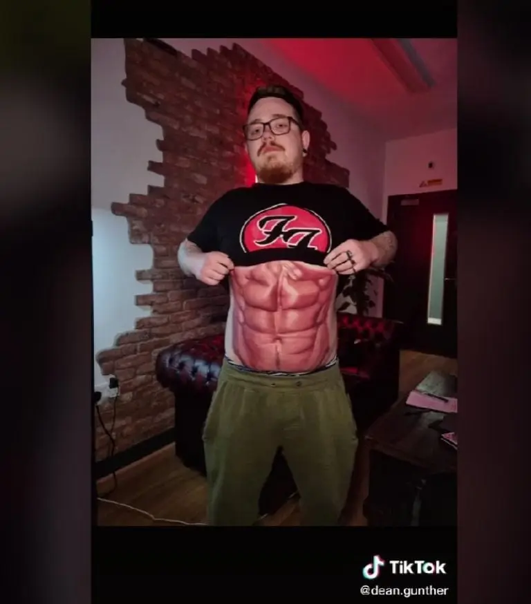 Hombre se tatúa unos abdominales (TikTok)