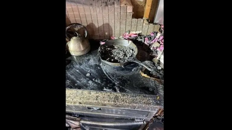El sartén que contenía al grasa que inició el fuego. Foto: Twitter @eldiario