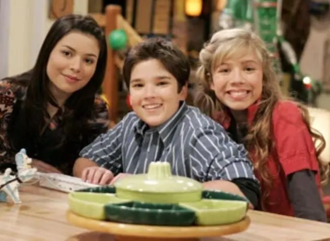 Esta serie de televisi&oacute;n, producida por Dan Schneider y estrenada en 2007, fue un rotundo &eacute;xito entre el p&uacute;blico adolescente. Te presentamos c&oacute;mo luce ahora el elenco de 'iCarly'.