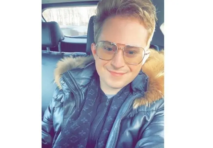 Era el gran rival de Carly, un ni&ntilde;o arrogante y rico, quien en una ocasi&oacute;n intent&oacute; tener una cita con ella.