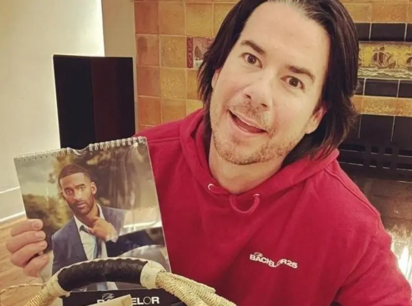 Era el hermano mayor de Carly, quien dej&oacute; sus estudios en Derecho para dedicarse al arte.