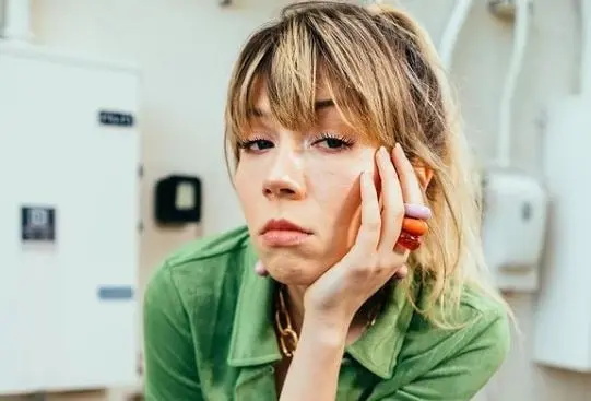 Era la mejor amiga de Carly, una chica descuidada por su familia, que sol&iacute;a ser ruda y divertida. 