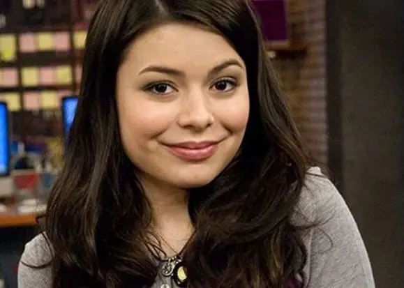 Miranda Cosgrove | Carla 'Carly' Shay