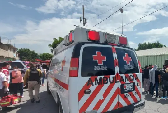 Ambulancias acudieron a la escuela para atender a los alumnos.