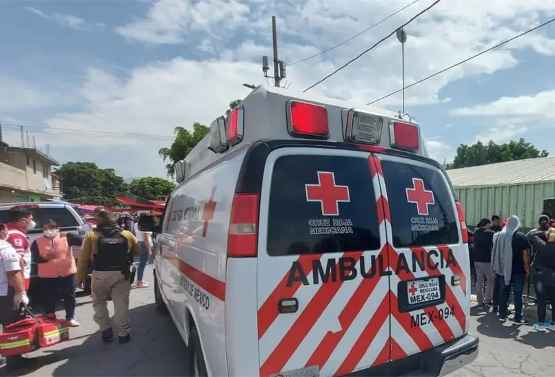 Ambulancias acudieron a la escuela para atender a los alumnos.