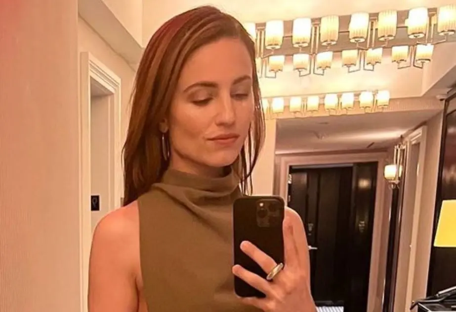 Era animadora del colegio, quien debe abandonar al equipo debido a su embarazo.