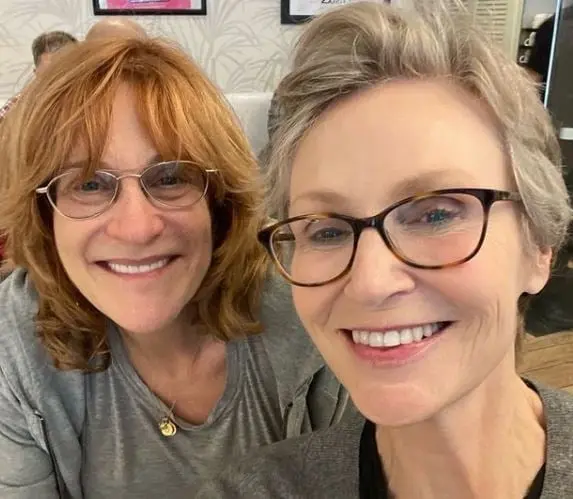 Era la entrenadora de la McKinley High School, quien sol&iacute;a ser la antagonista principal de la serie.