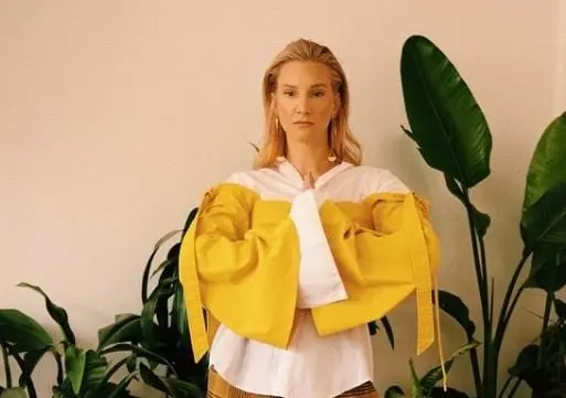 Era la mejor amiga de Santana, con quien tiene una relaci&oacute;n m&aacute;s adelante.