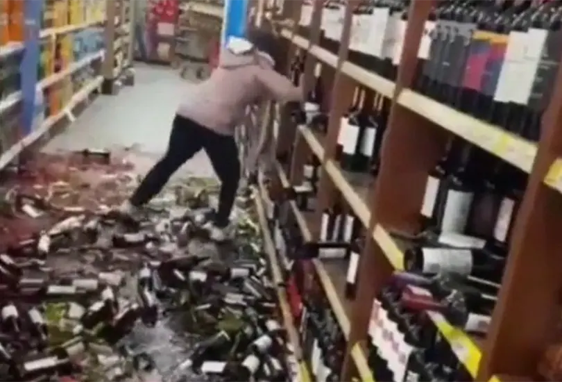 La joven estuvo 30 horas detenida por destruir todas las botellas de vino del supermercado en donde trabajaba La joven estuvo 30 horas detenida por destruir todas las botellas de vino del supermercado en donde trabajaba