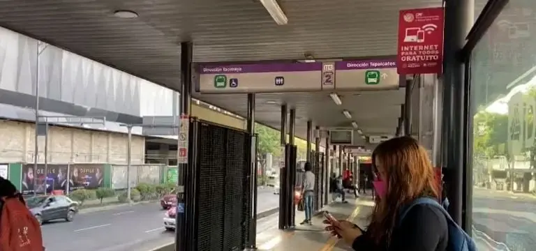 Conexiones wifi Metrobús de la Ciudad de México. Foto: Twitter (@Claudiashein).