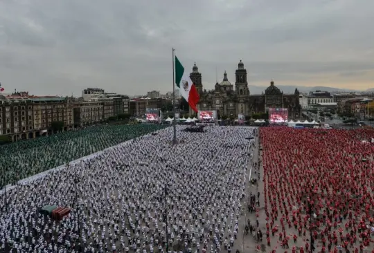 Pese al frío  y la lluvia, 14 mil 299 mexicanos asistieron a la clase rompiendo el Récord Guinness y superando a Moscú quien tenía una asistencia de 3mil fanáticos desde el 2017.