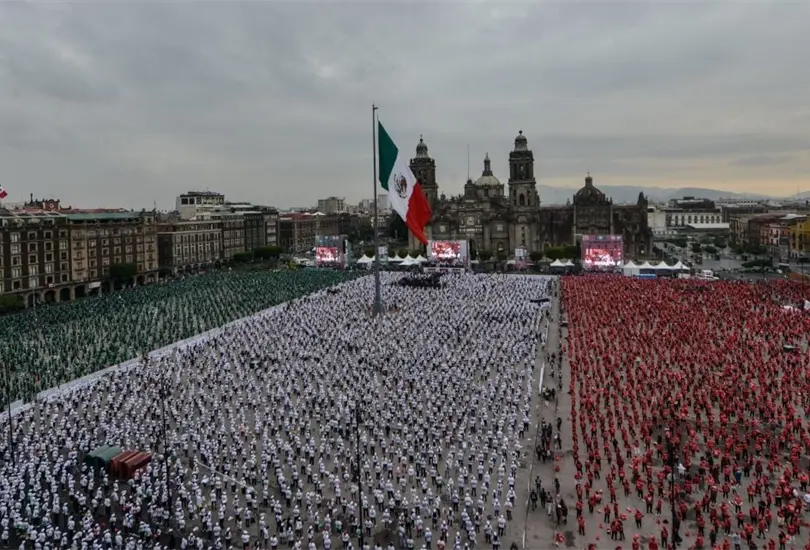 Pese al fr&iacute;o  y la lluvia, 14 mil 299 mexicanos asistieron a la clase rompiendo el R&eacute;cord Guinness y superando a Mosc&uacute; quien ten&iacute;a una asistencia de 3mil fan&aacute;ticos desde el 2017.