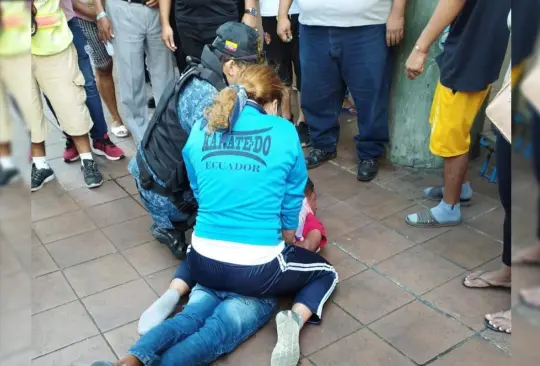 La campeona Ruth Rotello sometió a un hombre que golpeó en el rostro a su esposa en calles de Guayaquil, Ecuador La campeona Ruth Rotello sometió a un hombre que golpeó en el rostro a su esposa en calles de Guayaquil, Ecuador