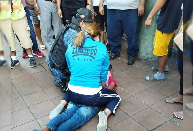 La campeona Ruth Rotello sometió a un hombre que golpeó en el rostro a su esposa en calles de Guayaquil, Ecuador La campeona Ruth Rotello sometió a un hombre que golpeó en el rostro a su esposa en calles de Guayaquil, Ecuador