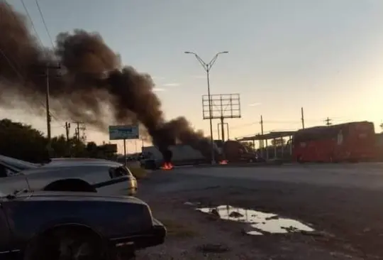 Matamoros amaneció este domingo con bloqueos y quema de vehículos. 