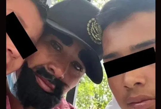La mamá se puso barba y bigote para parecer un papá. La mamá se puso barba y bigote para parecer un papá.