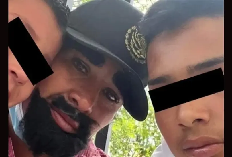 La mam&aacute; se puso barba y bigote para parecer un pap&aacute;.